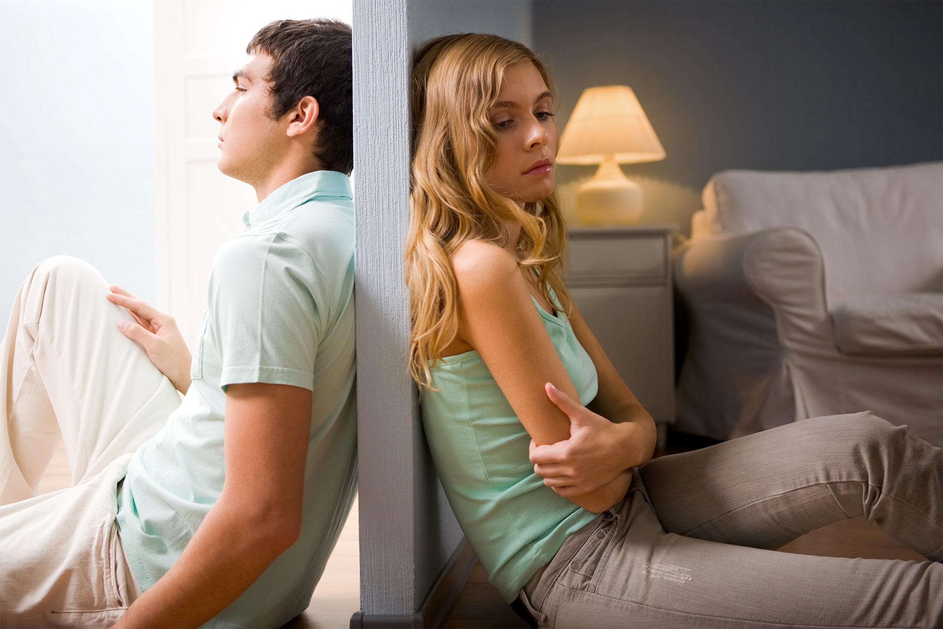 Изменяет мужу пока он разбирается со сломанным телевизором 